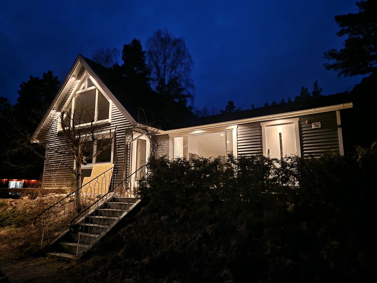 Huset upplyst mot den mörkblå kvällshimlen