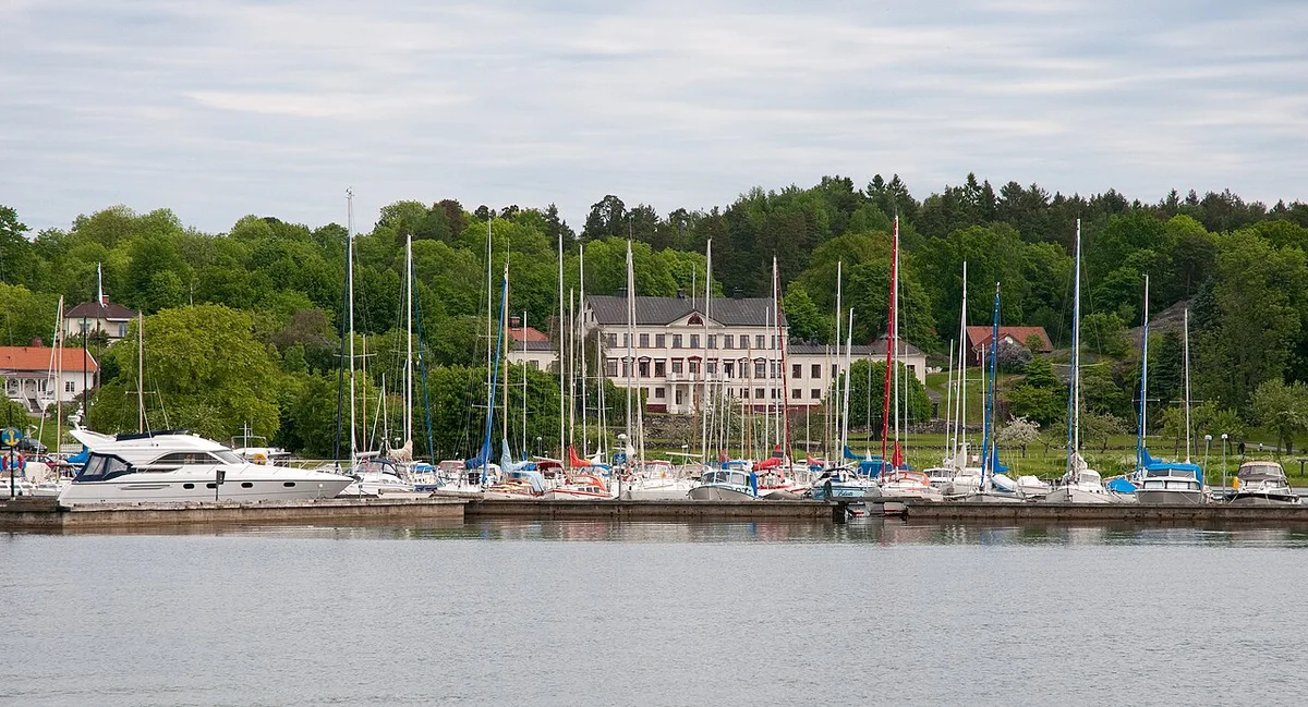 Segelbåtar och trähus vid Nävekvarns hamn
