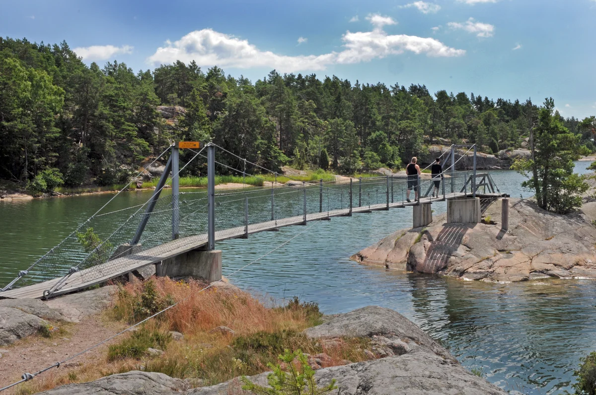 Hängbro över vattnet mellan klipporna i Stendörrens naturreservat